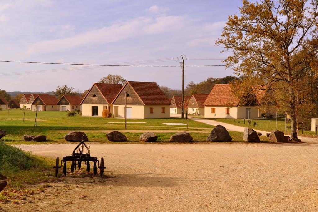 ホテル Le Lac Bleu Lacapelle-Marival エクステリア 写真