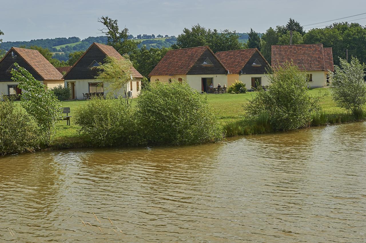 ホテル Le Lac Bleu Lacapelle-Marival エクステリア 写真